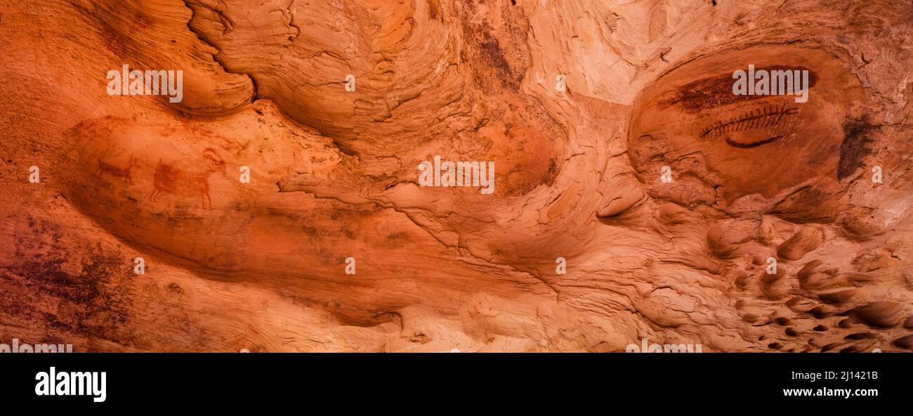 Das Hueco Pictograph Panel befindet sich in einer Nische im Seven Mile Canyon in der Nähe von Moab, Utah. Die Gemälde wurden um 30 im Barrier Canyon Stil gemalt Stockfoto
