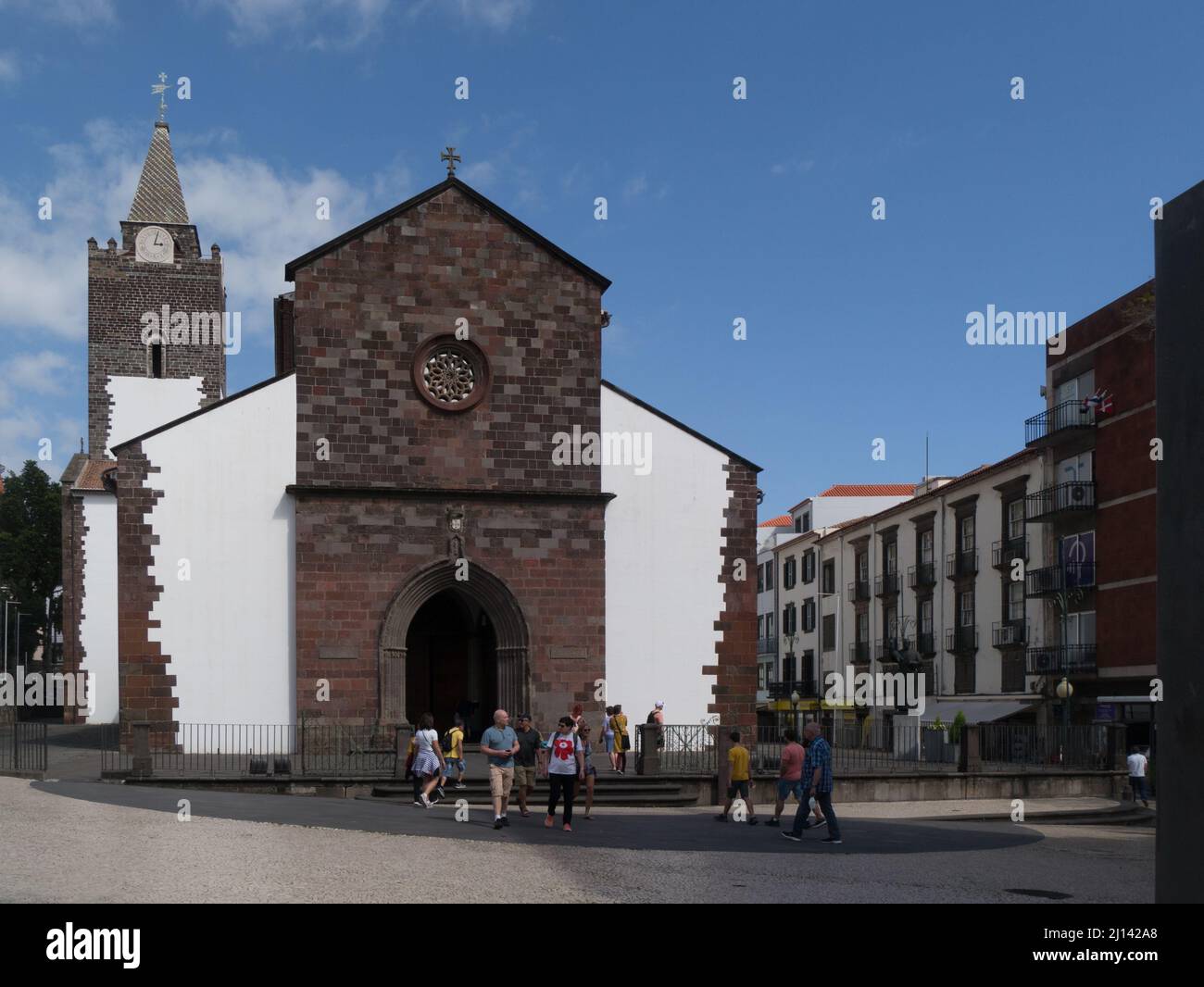 Touristen vor der Kathedrale unserer Lieben Frau von der Himmelfahrt Funchal Madeira Portugal EU Stockfoto