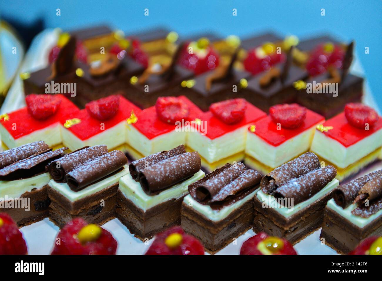 Französisches Gebäck.Schokoladenkuchen Macaron und andere auf dem Display eine Süßwaren Stockfoto