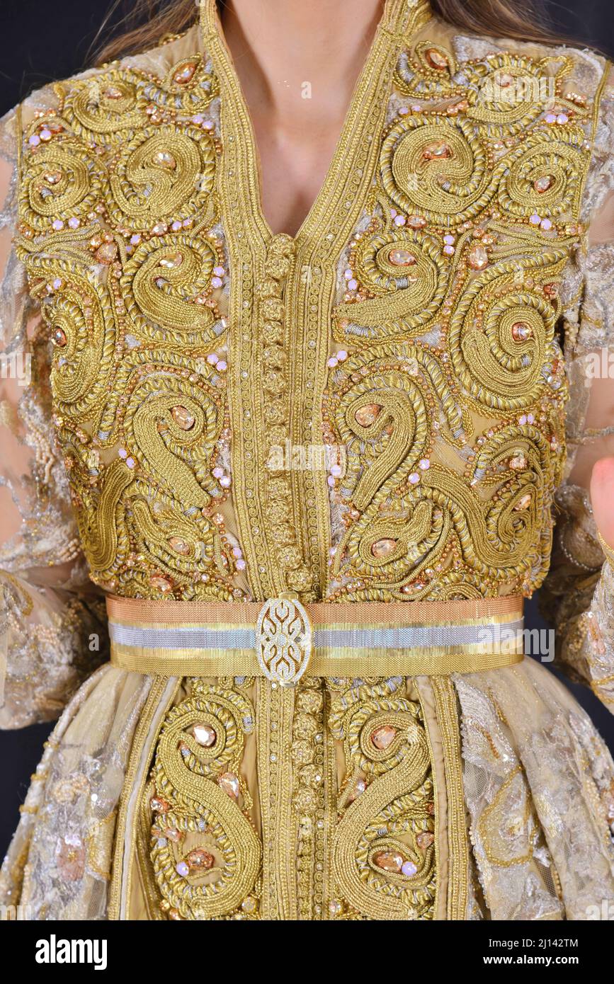 Details eines marokkanischen Kaftans aus Gold für Frauen, mit ihrer ​​embroidery und goldener Spitze Stockfoto