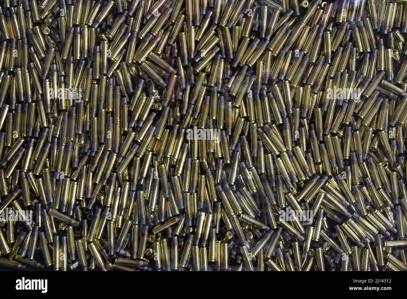 Stapel leerer Patronengehäuse im Hintergrund Stockfoto