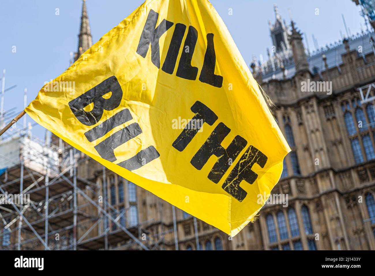 LONDON, GROSSBRITANNIEN. 22 März, 2022 . Eine Gruppe von Demonstranten inszeniert vor den Häusern des parlaments eine Demonstration gegen das Gesetz zur Verurteilung von Polizeiverbrechen und Gerichten, das im parlament diskutiert wird. Das Police, Crime, Sentencing and Courts Bill ist ein umstrittenes Regierungsgesetz, das wichtige Vorschläge zu Kriminalität und Gerechtigkeit in England und Wales enthält, da einige davon glauben, dass es das Recht auf Protest einschränken und der Polizei größere Befugnisse geben könnte. Kredit: amer ghazzal/Alamy Live Nachrichten Stockfoto