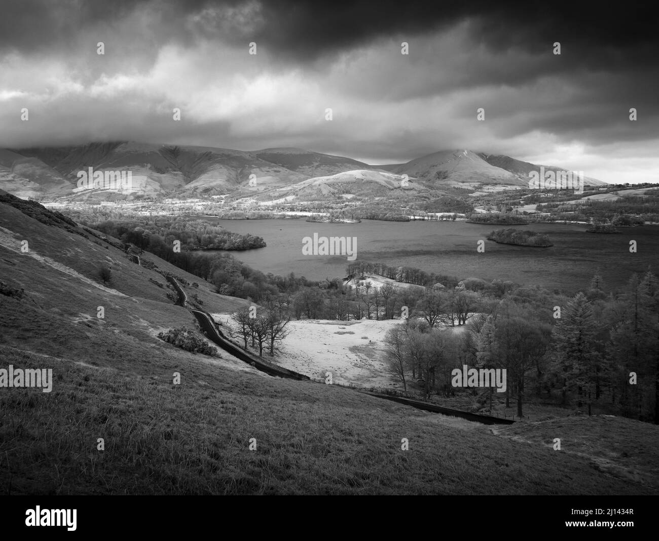 Eine schwarz-weiße Infrarotaufnahme des Derwent-Wassers vom Osthang der Cat Bells im Lake District National Park mit Skiddaw- und Blencathra-Fjälls im Hintergrund, Cumbria, England. Stockfoto