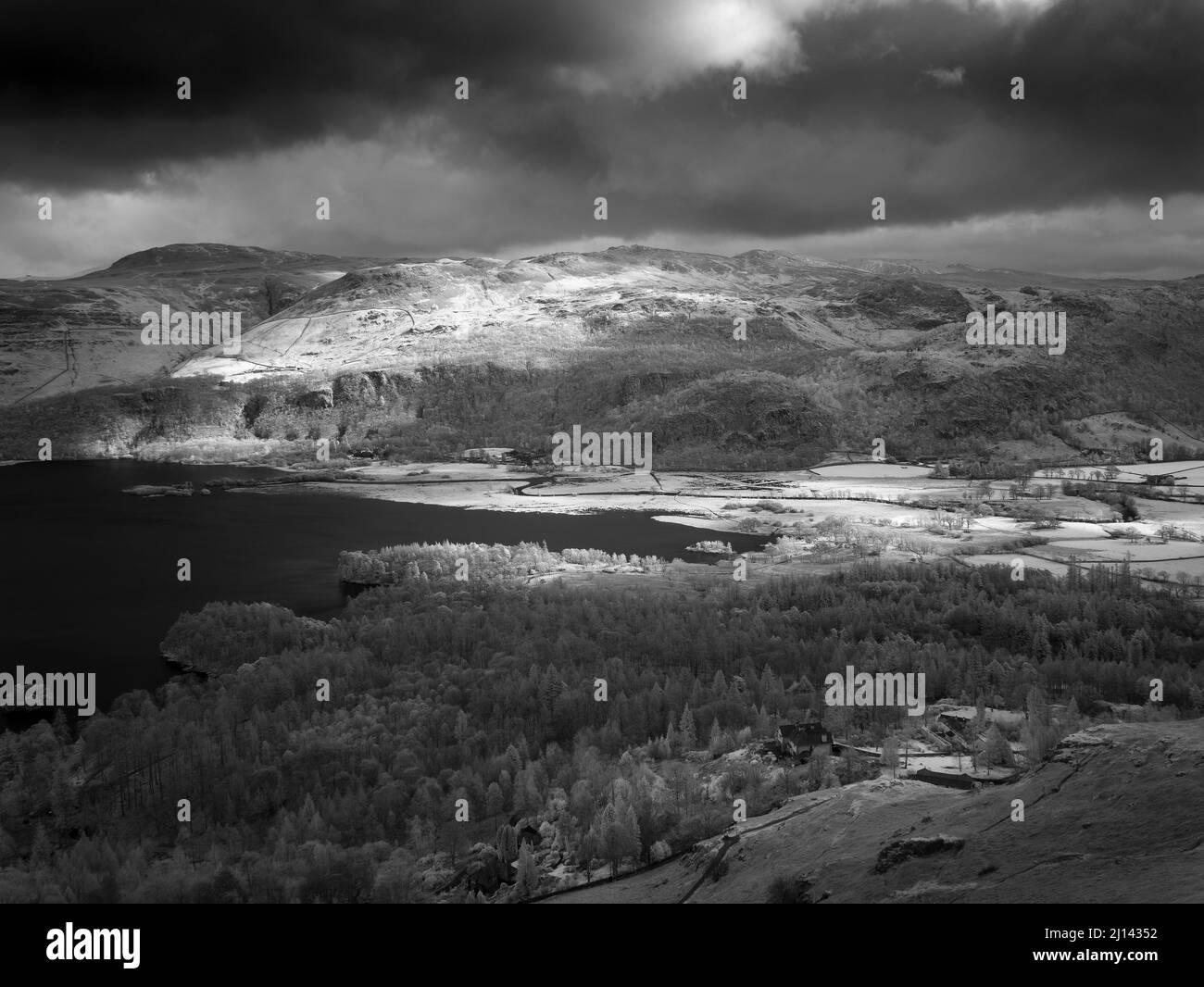 Ein Schwarz-Weiß-Infrarotbild von Castlerigg Fell und Ashness fiel über Derwent Water und Borrowdale von Cat Bells im Lake District National Park, Cumbria, England. Stockfoto