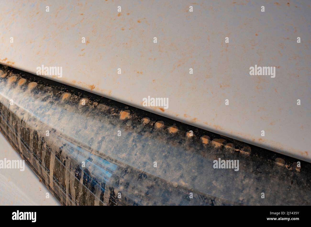 Ein Auto in Deutschland mit getrockneten Regentropfen, die im Frühling sahara-Sand enthalten Stockfoto
