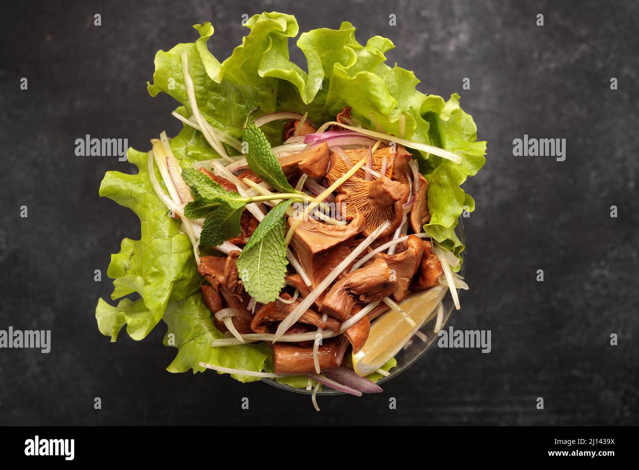 Marinierte Pfifferlinge mit Zwiebeln und Gewürzen Stockfoto