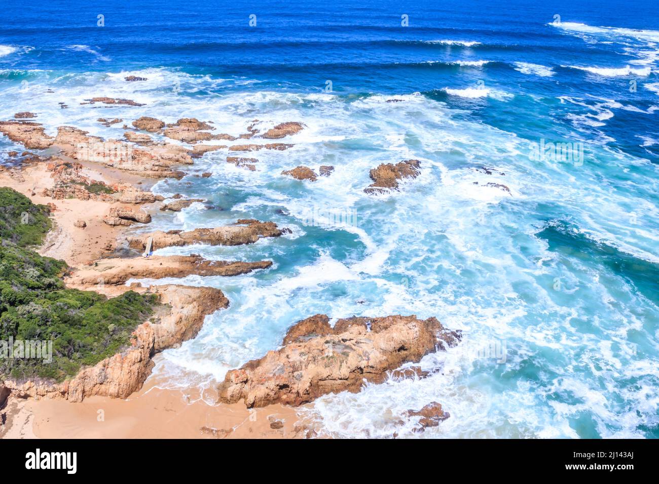 Blick auf die Küste von Knysna Heads an einem schönen Sommermorgen, Knysna, Südafrika Stockfoto