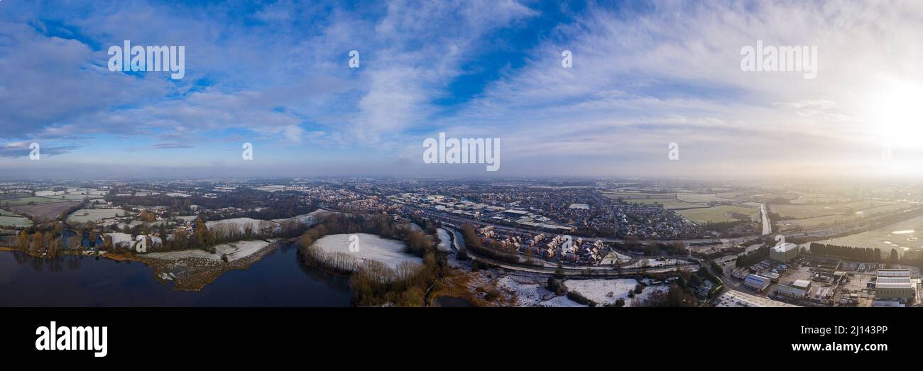 Sandbach in Cheshire von oben, ein kalter Wintertag, der die Landschaft und die Wohnsiedlung rund um Sandbach, Elworth und Ettiley Heath zeigt. Stockfoto