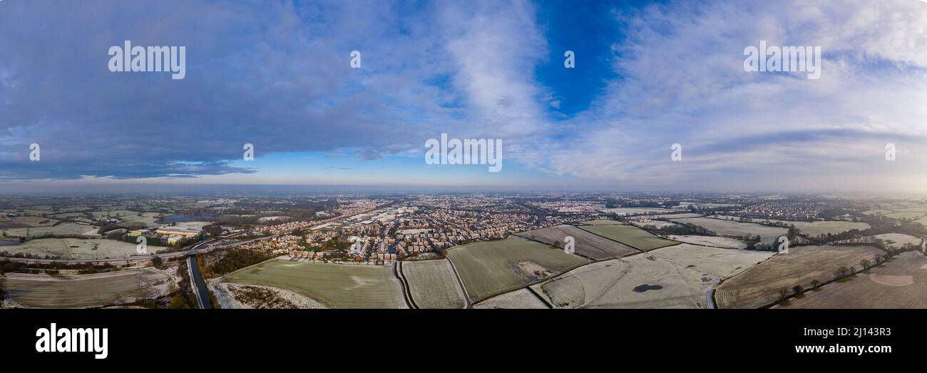 Sandbach in Cheshire von oben, ein kalter Wintertag, der die Landschaft und die Wohnsiedlung rund um Sandbach, Elworth und Ettiley Heath zeigt. Stockfoto