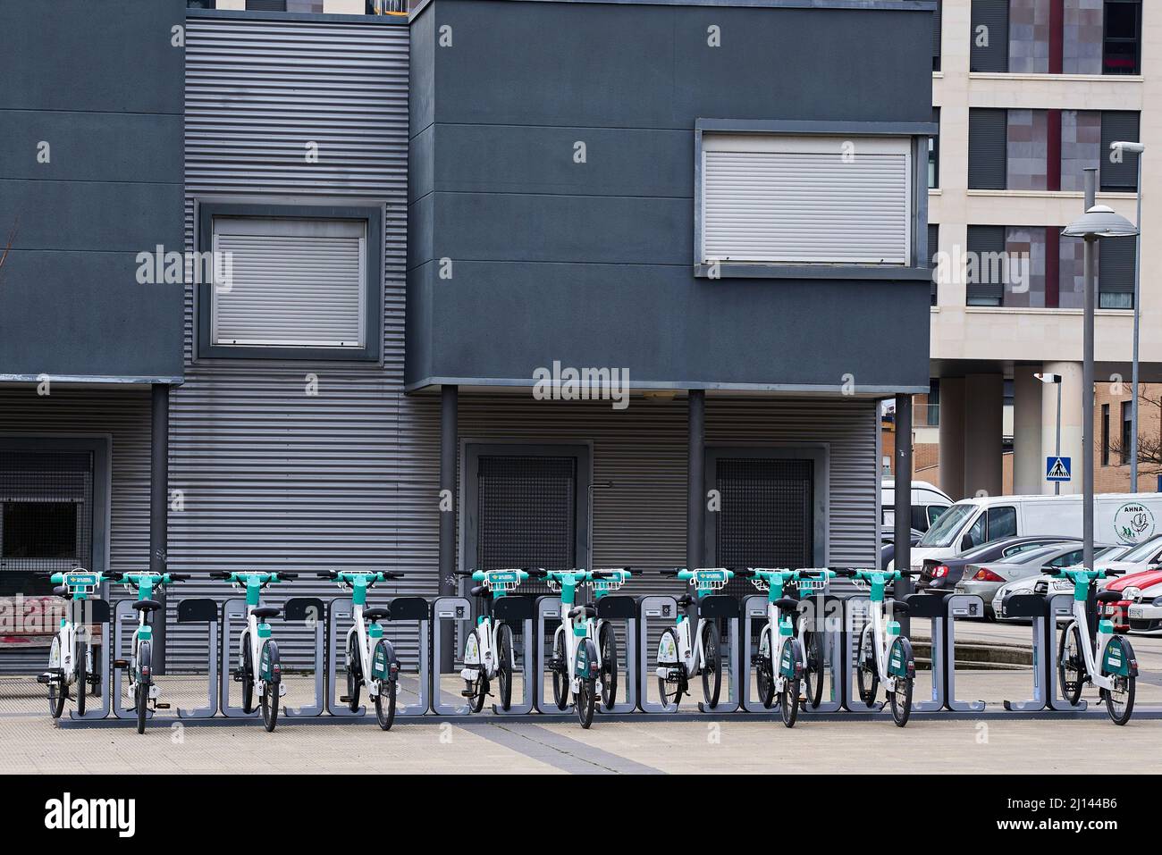 Pamplona, Spanien 22. März, kommunal verwalteter Parkplatz für Elektrofahrräder zur Förderung nachhaltiger Mobilität Stockfoto