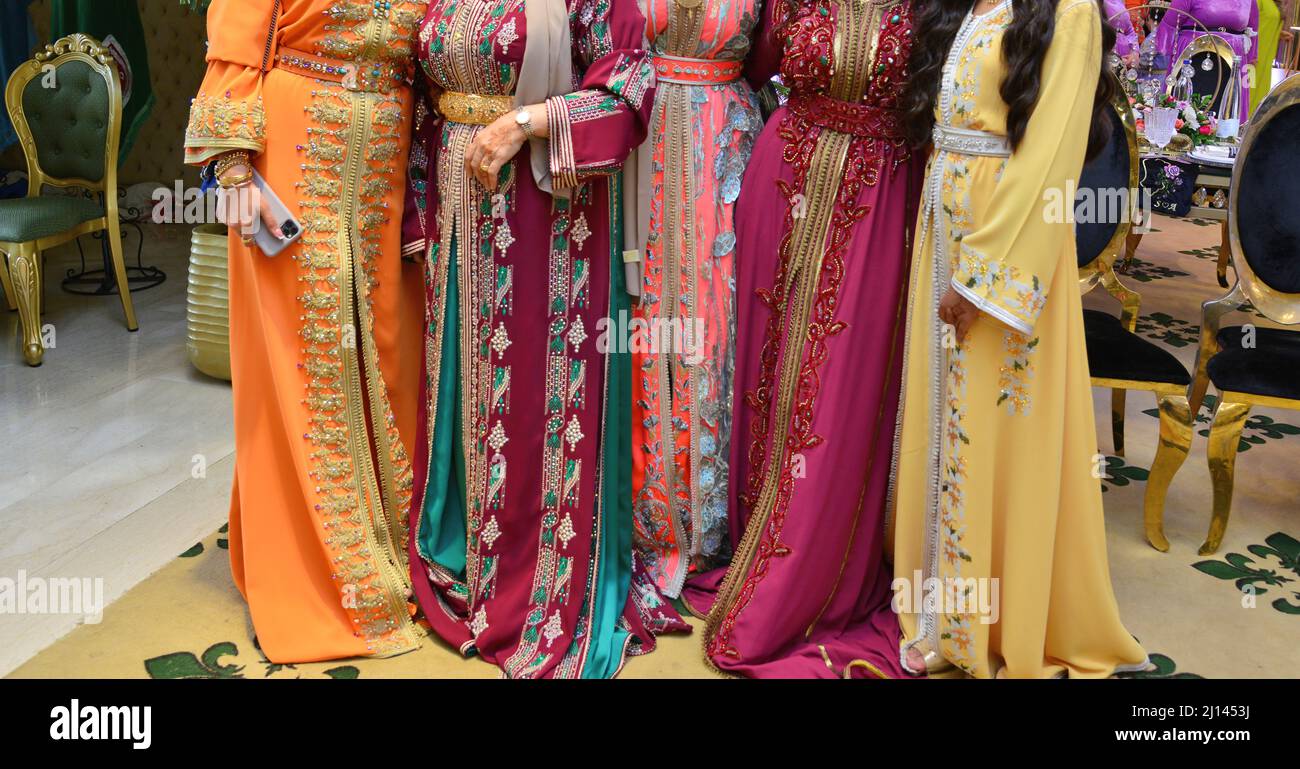 Marokkanische Mädchen tragen die marokkanische Kaftan. Traditionelle Ottomane Kostüm Stockfoto
