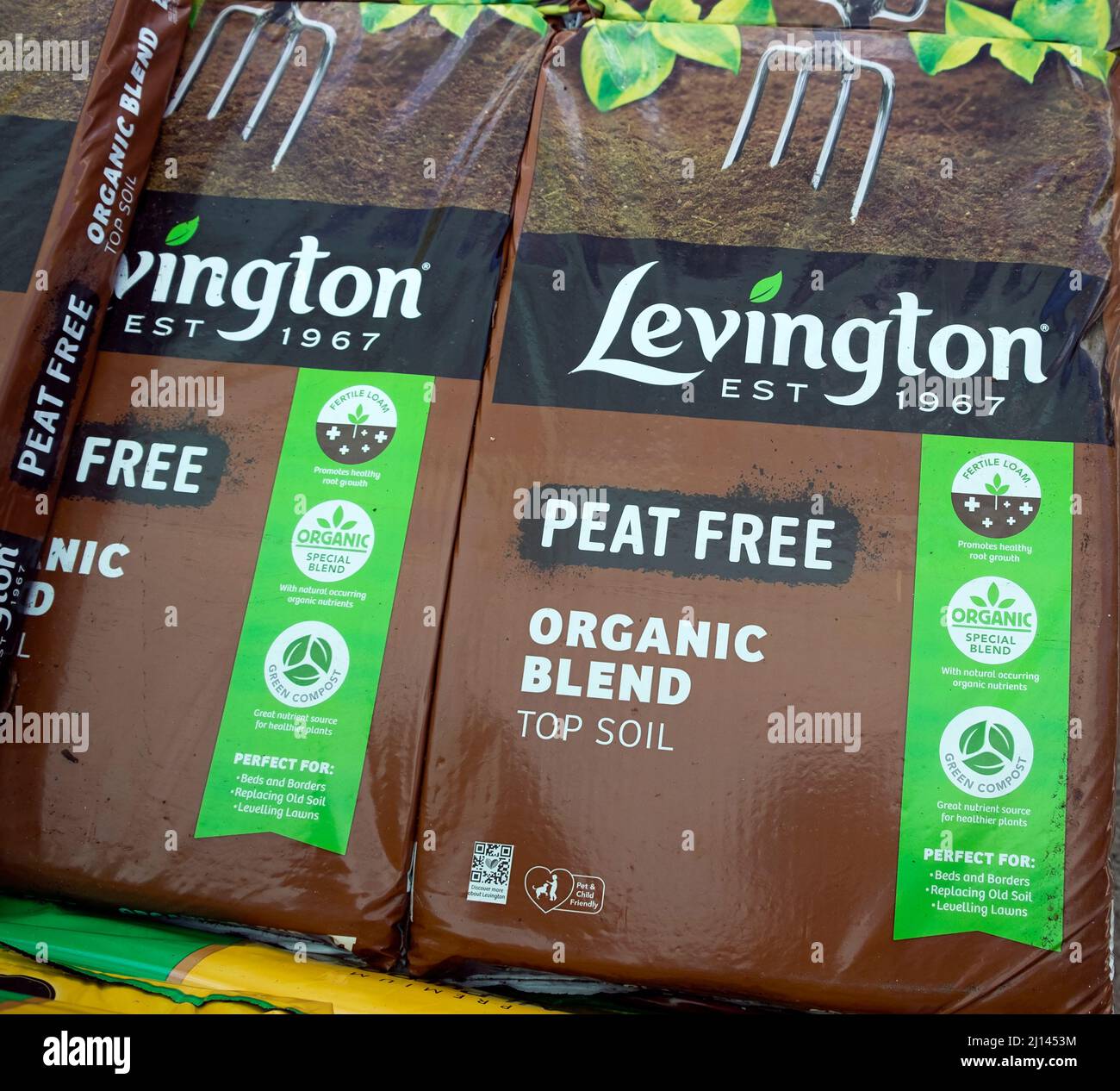 Plastiktüten von Levington Peat Free Organic Blend Top Bodenkompost in einem Gartencenter, um im Garten umtopfende Pflanzen zu verwenden, die Gemüse & Obst anbauen Großbritannien Stockfoto