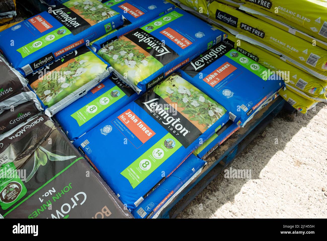 Plastiktüten von Levington John Innes No.3 Kompost in einem Gartencenter, die beim Gärtnern von Pflanzen, beim Anbau von Gemüse und Obst in Großbritannien verwendet werden Stockfoto