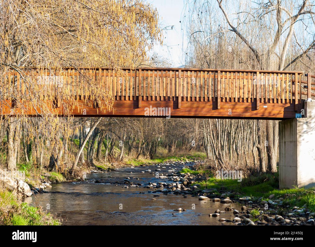 Holzbrücke über den Fluss Ambroz in der Baumgalerie Abadia Caceres Stockfoto