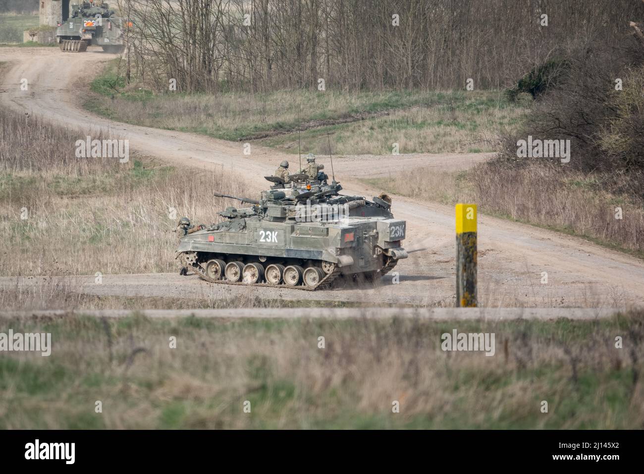 Britische Armee Warrior FV510 leichte Infanterie Kampffahrzeug Panzer in Aktion auf militärische Übung Stockfoto