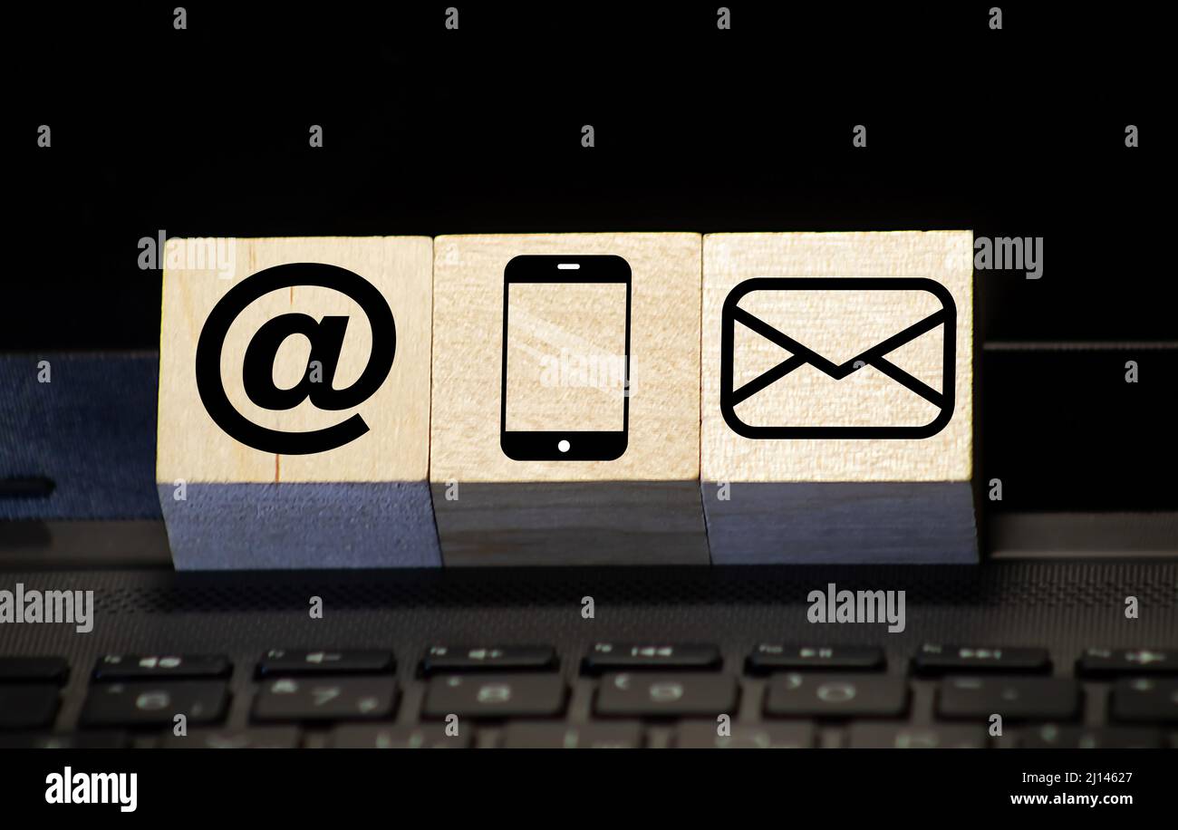 Buchstabenwürfel vor einer Tastatur - Kontaktierung. Stockfoto