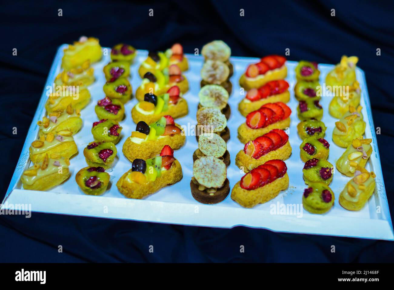 Französisches Gebäck.Schokoladenkuchen Macaron und andere auf dem Display eine Süßwaren Stockfoto