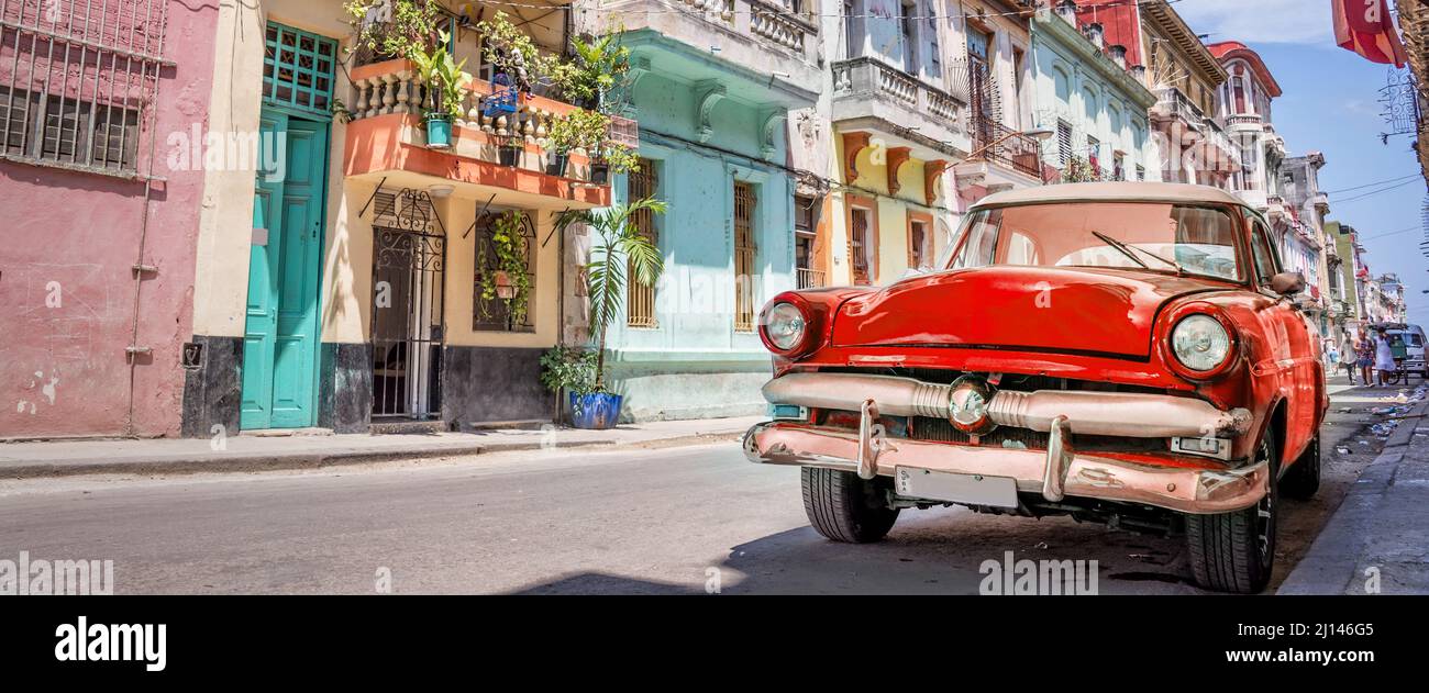 Oldtimer-Oldtimer in einer farbenfrohen Straße in Havanna, Kuba. Webbanner für Panoramareisen. Stockfoto
