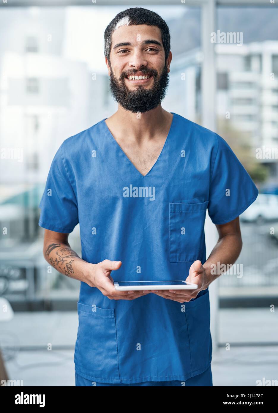 Verbesserung des klinischen Arbeitsablaufs mit Smart Tech. Porträt eines Arztes, der ein digitales Tablet in einem Krankenhaus benutzt. Stockfoto
