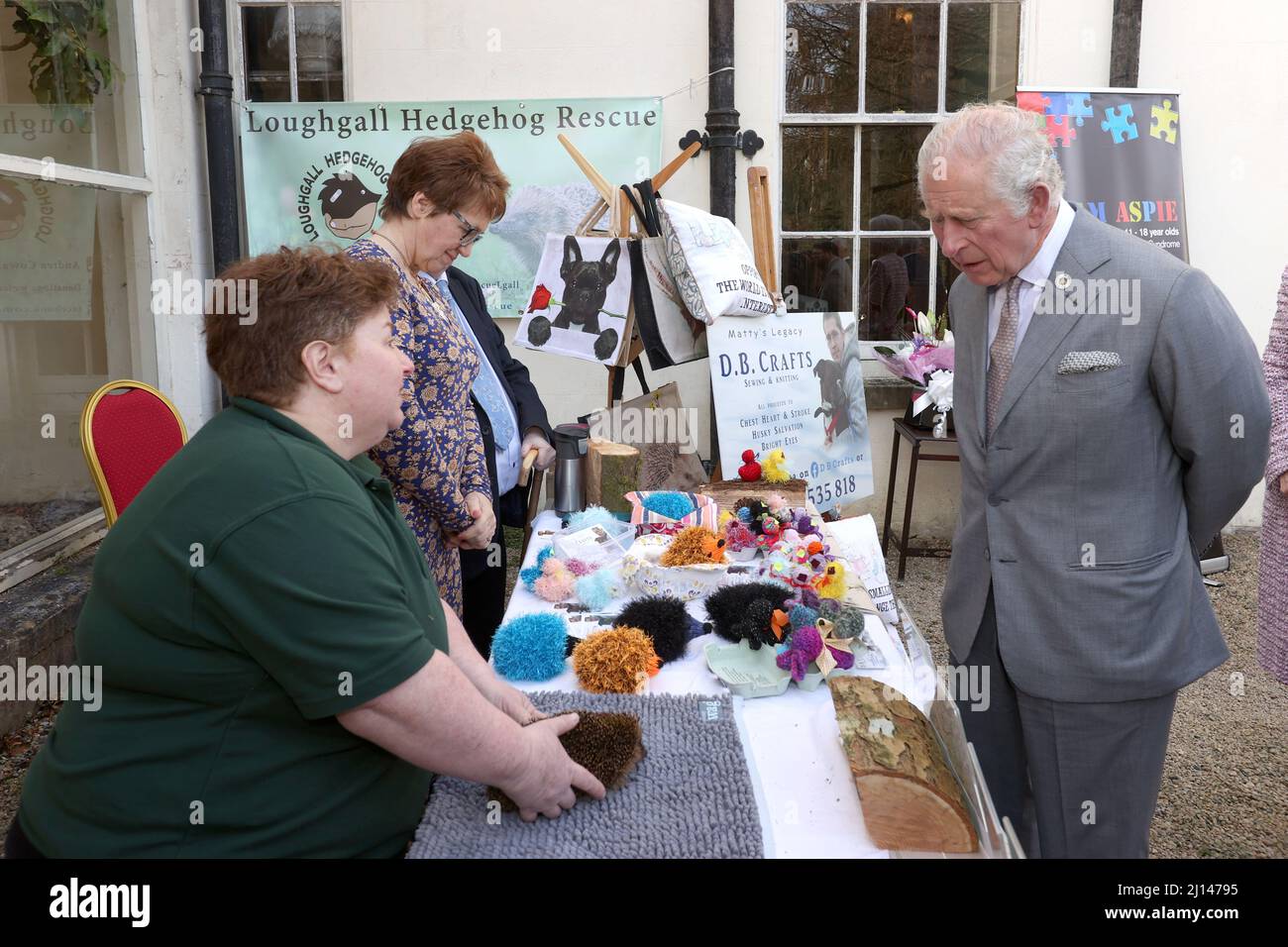 Der Prinz von Wales trifft Freiwillige von Loughgall Hedgehog Rescue bei einem Empfang im Lissan House, Cookstown, in der Grafschaft Tyrone, mit Gemeindegruppen, die das Anwesen während seines zweitägigen Besuchs in Nordirland nutzen. Bilddatum: Dienstag, 22. März 2022. Stockfoto