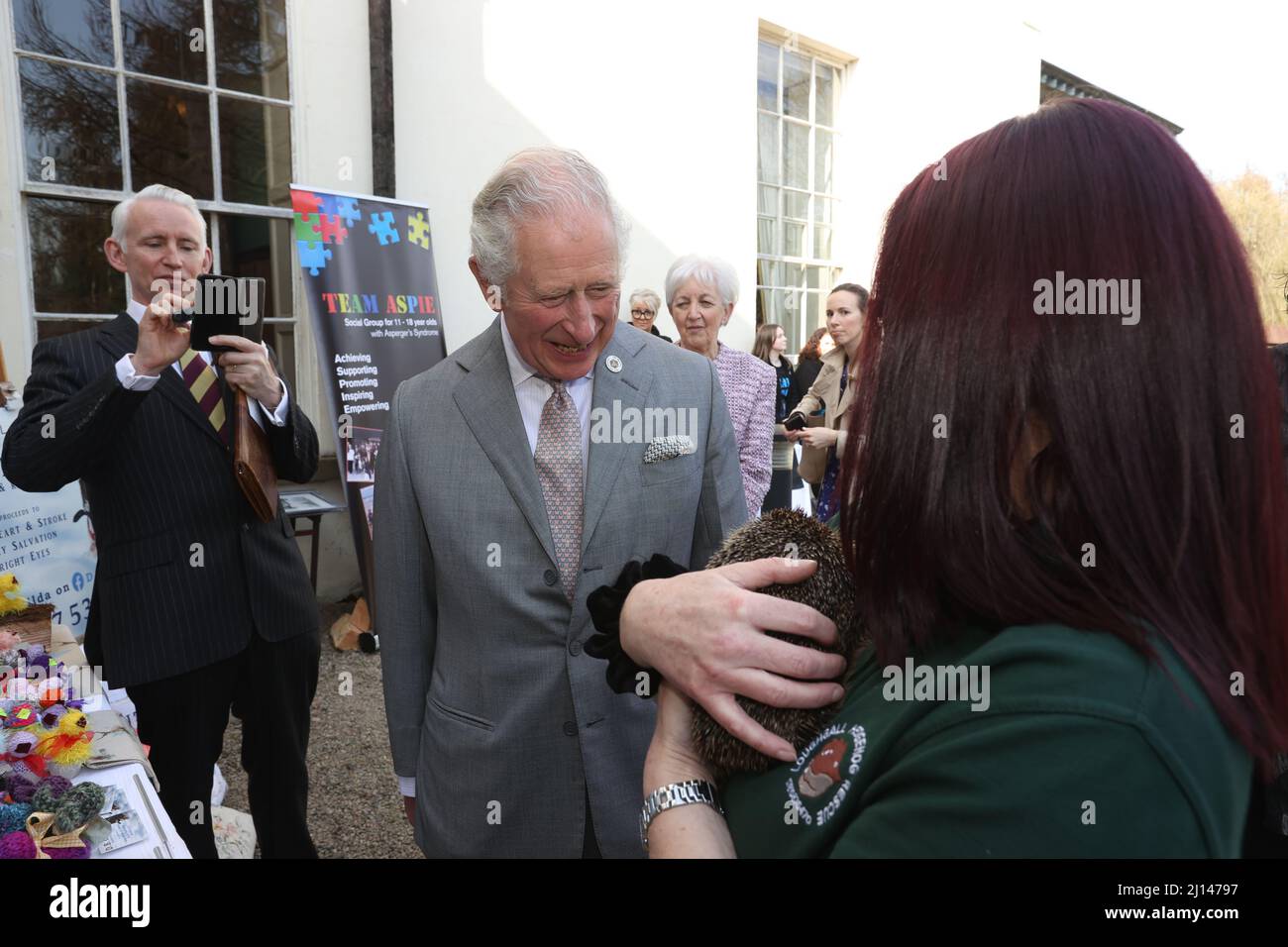 Der Prinz von Wales trifft Freiwillige von Loughgall Hedgehog Rescue bei einem Empfang im Lissan House, Cookstown, in der Grafschaft Tyrone, mit Gemeindegruppen, die das Anwesen während seines zweitägigen Besuchs in Nordirland nutzen. Bilddatum: Dienstag, 22. März 2022. Stockfoto