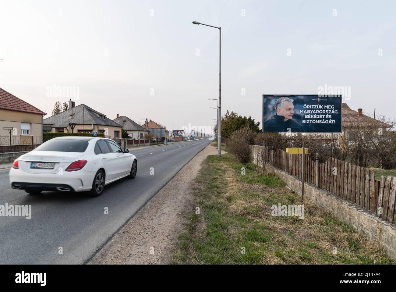 Mosonmagyarovar, Ungarn. 18. März 2022. Ein Auto fährt an der Wahlplakat für den ungarischen Premierminister Viktor Orban von der Fidesz-Partei auf der Straße vorbei. Mosonmagyarovar ist die Stadt im Nordwesten Ungarns, etwa 160 Kilometer von der ungarischen Hauptstadt Budapest entfernt. Peter Marki-Zay wird Premierminister Viktor Orban bei den bevorstehenden Parlamentswahlen, die am 3.. April 2022 stattfinden werden, herausfordern. (Foto von Tomas Tkacik/SOPA Images/Sipa USA) Quelle: SIPA USA/Alamy Live News Stockfoto