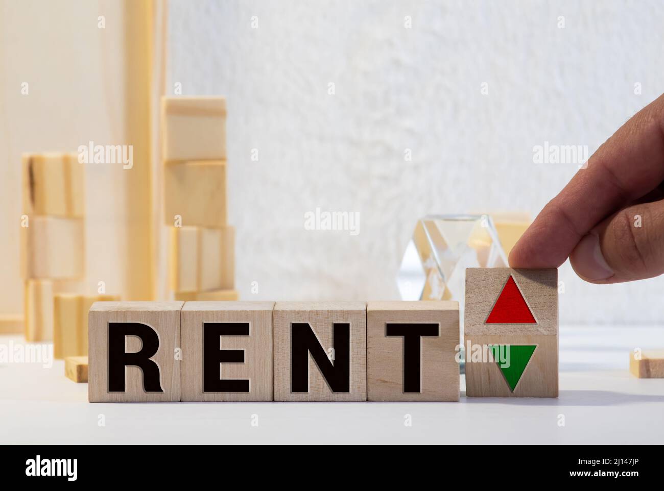 Holzblöcke mit dem Wort mieten, Haus und Pfeil nach oben. Das Konzept der hohen Kosten für die Miete für eine Wohnung oder ein Haus. Die Zinsen steigen. Real e Stockfoto