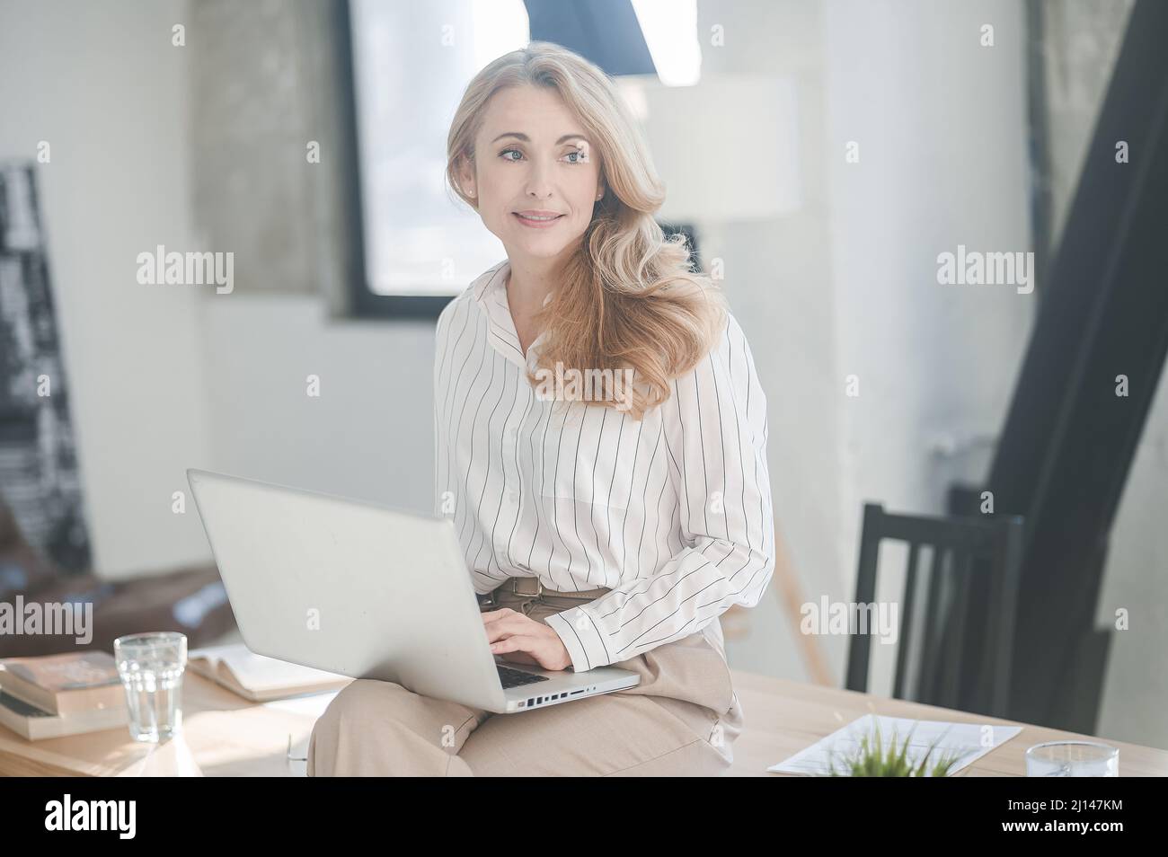 Eine hübsche Frau, die im Büro arbeitet Stockfoto