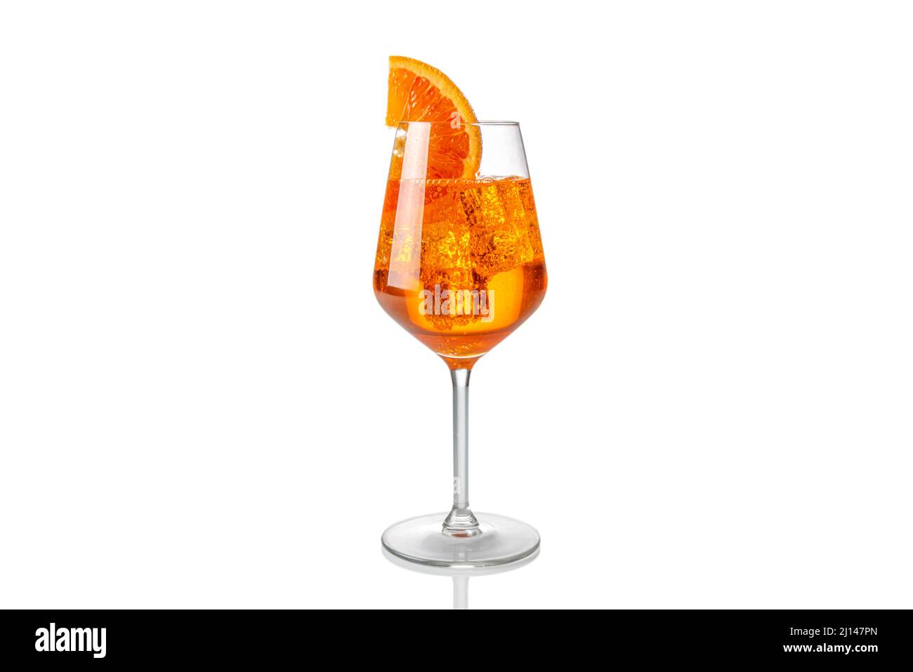 Alkoholischer Aperol Spritz Cocktail aus Glas mit orangefarbener Scheibe, isoliert auf Weiß Stockfoto