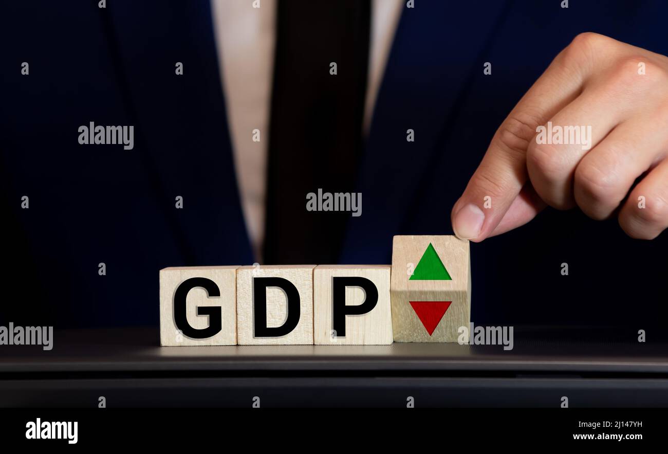 Hand dreht einen Würfel und ändert die Richtung eines Pfeils Stockfoto