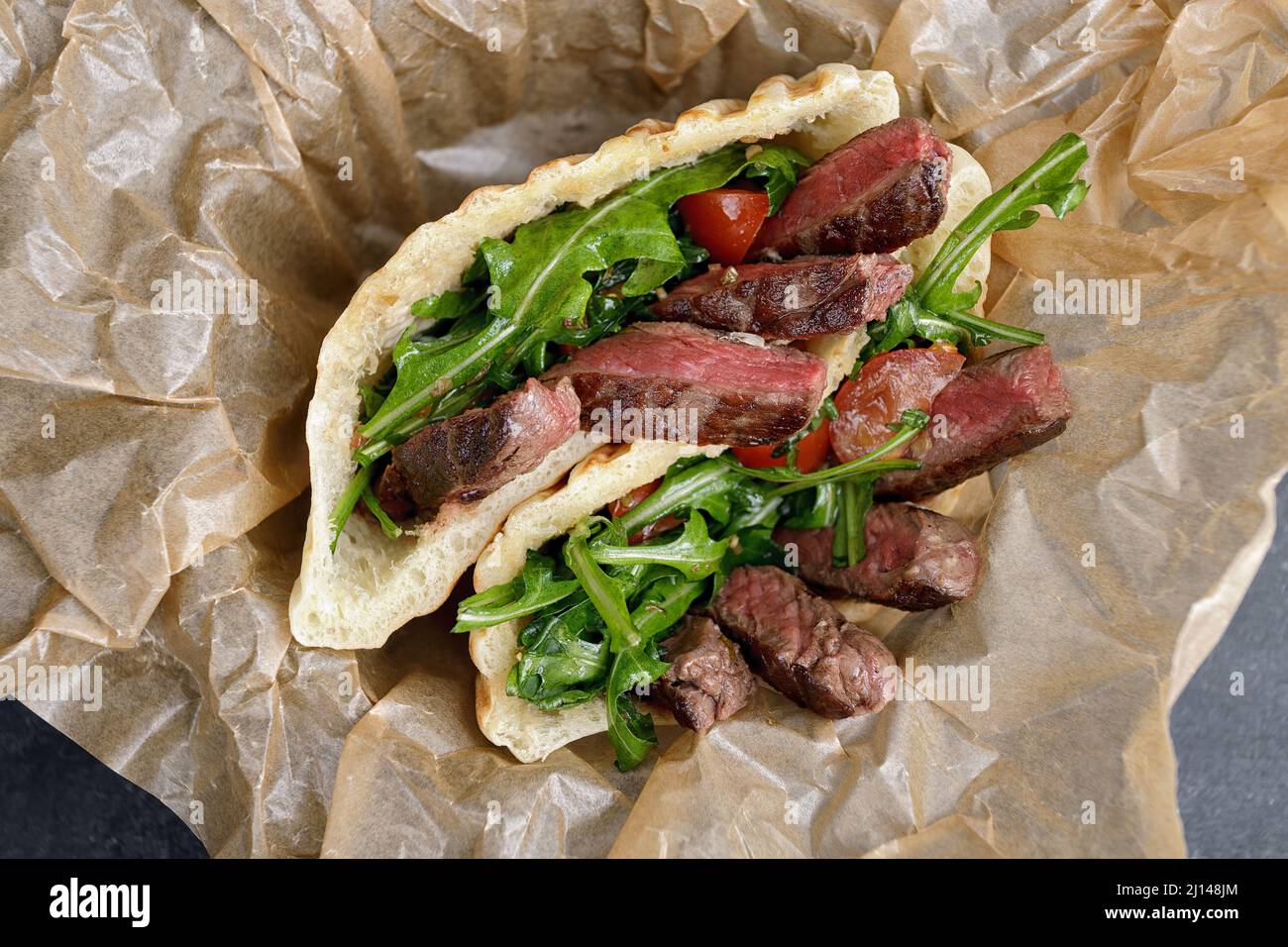 Gyros, Shawarma mit Fleisch und Kräutern, auf Papier Stockfoto