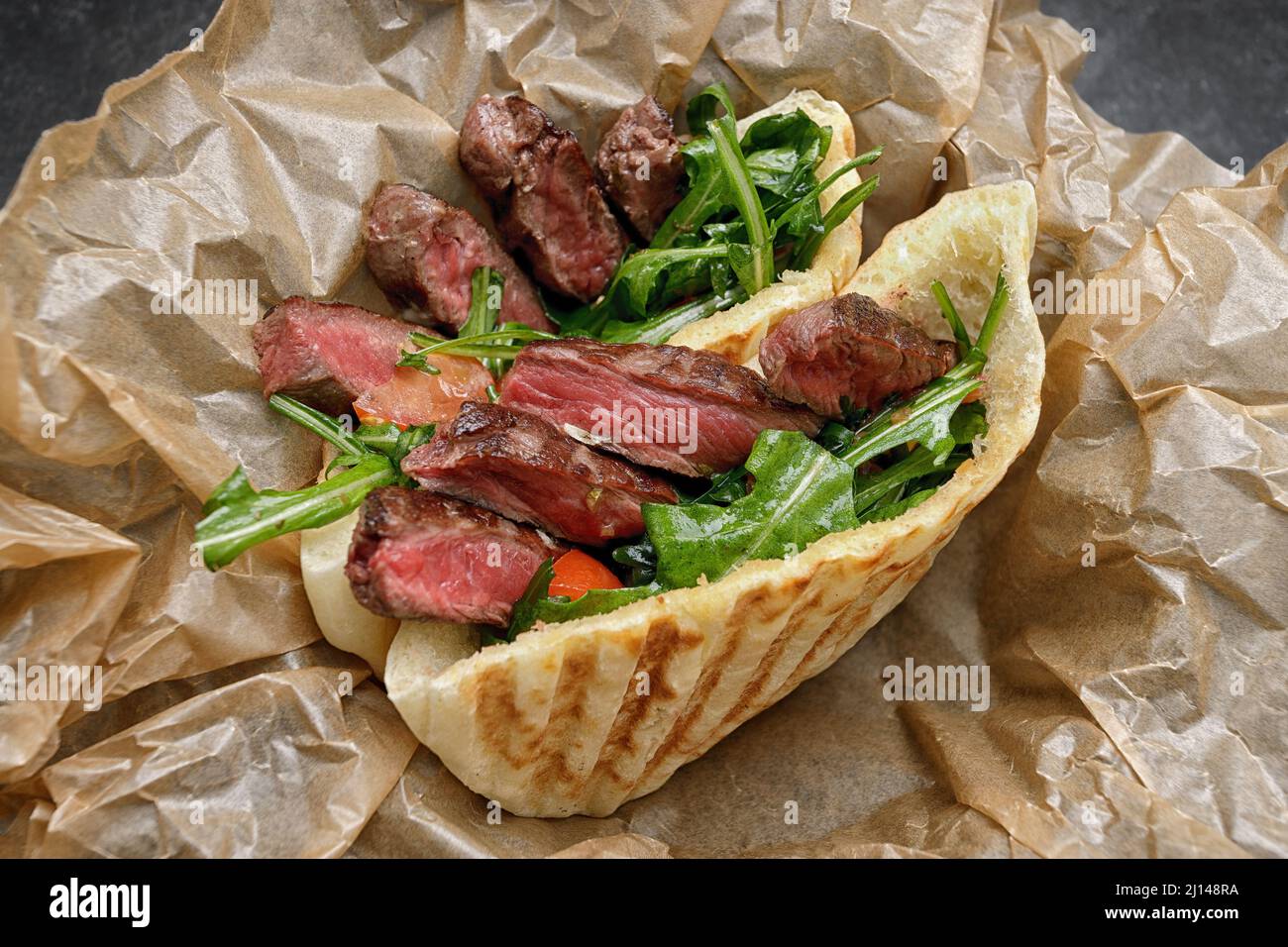 Gyros, Shawarma mit Fleisch und Kräutern, auf Papier Stockfoto