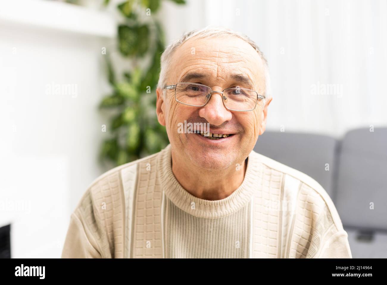 Älterer alter Mann, Porträt mit ernsthafteren Ausdrücken. Stockfoto
