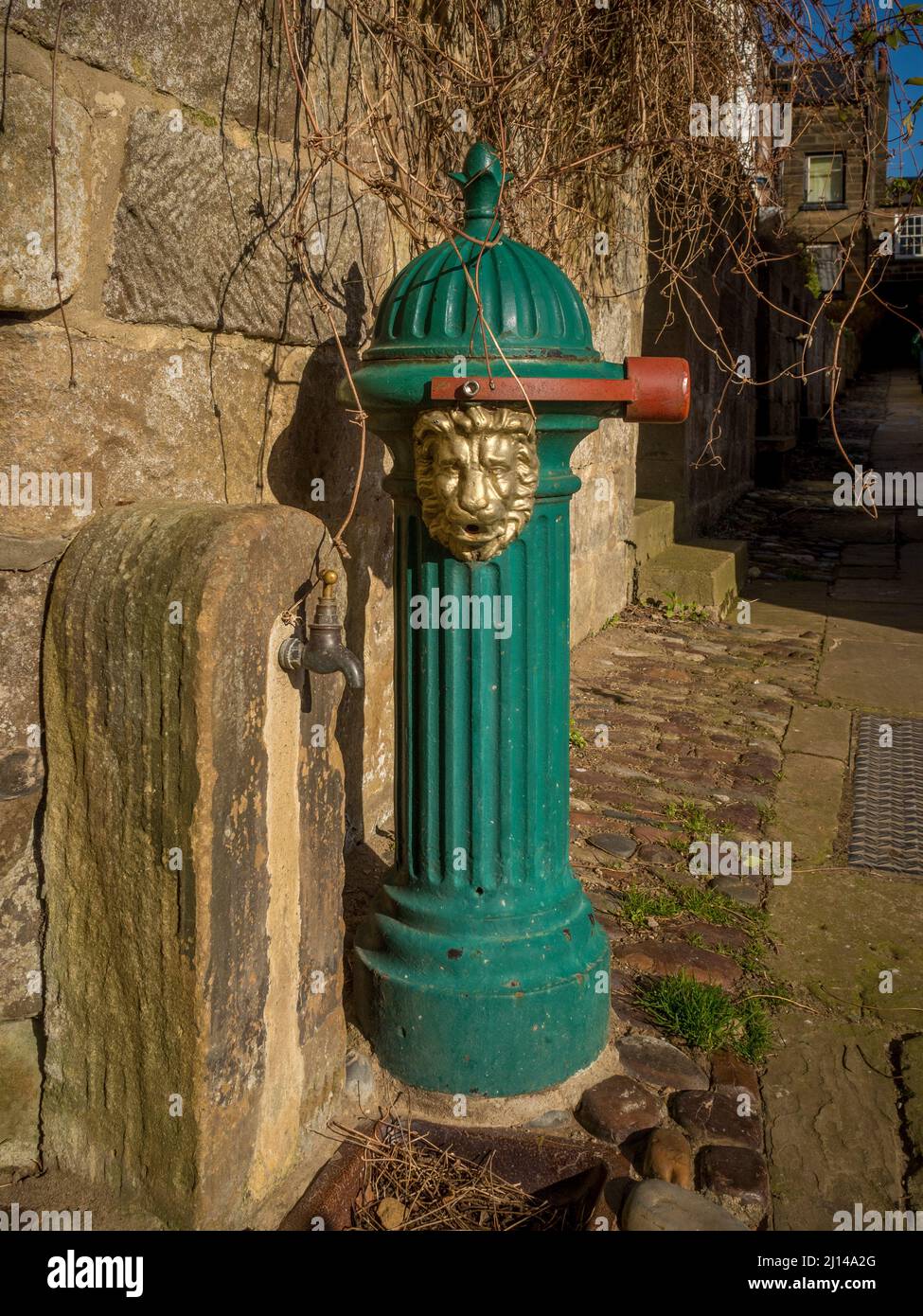 Original viktorianischer gusseiserner Brunnen an der New Road in Robin Hood's Bay, North Yorkshire. Stockfoto