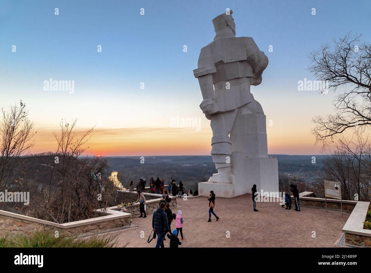 SWJATOGORSK, UKRAINE - 31. OKTOBER 2021: Dies ist ein riesiges Denkmal für den Revolutionär Artem auf einem der Kreideberge im Sonnenuntergang. Stockfoto