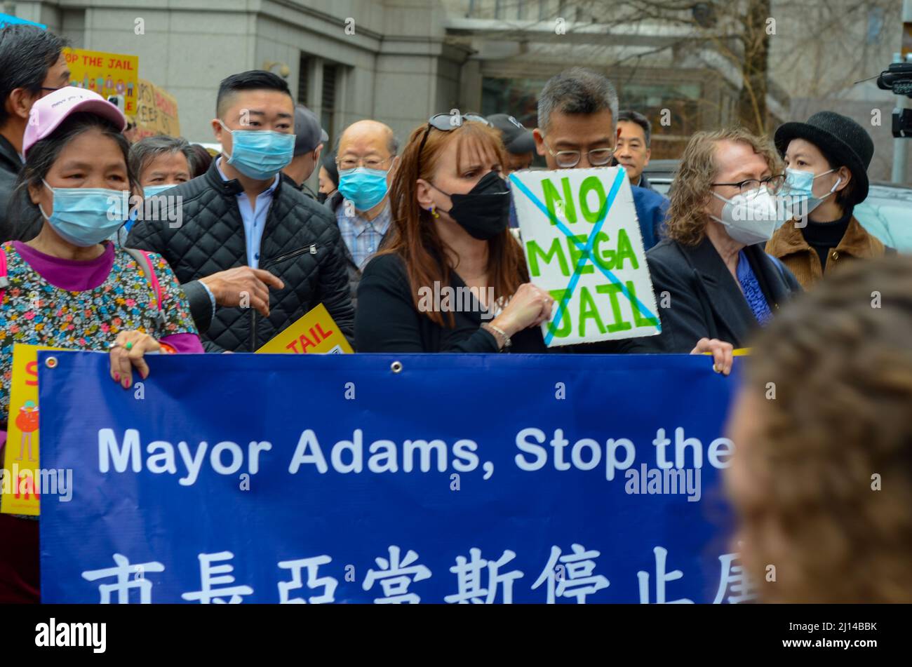 New York, Usa. 20. März 2022. Demonstranten marschieren am 20. März 2022 durch Chinatown, um gegen den Bau eines Mega-Jails in der Nachbarschaft des Rathauses in New York City, USA, zu protestieren. (Foto von Ryan Rahman/Pacific Press/Sipa USA) Quelle: SIPA USA/Alamy Live News Stockfoto