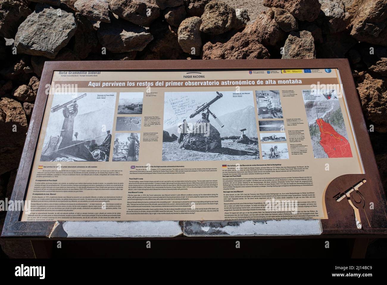 Informationstafel am Standort des ersten astronomischen Hochgebirgssternwarte auf dem Guajara-Berg im Nationalpark Las Canadas del Teide, Tene Stockfoto