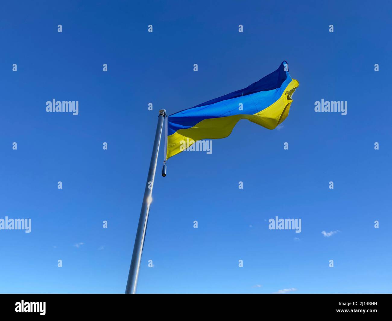Ukrainische Flagge auf flagstaff gegen klaren blauen Himmel Stockfoto