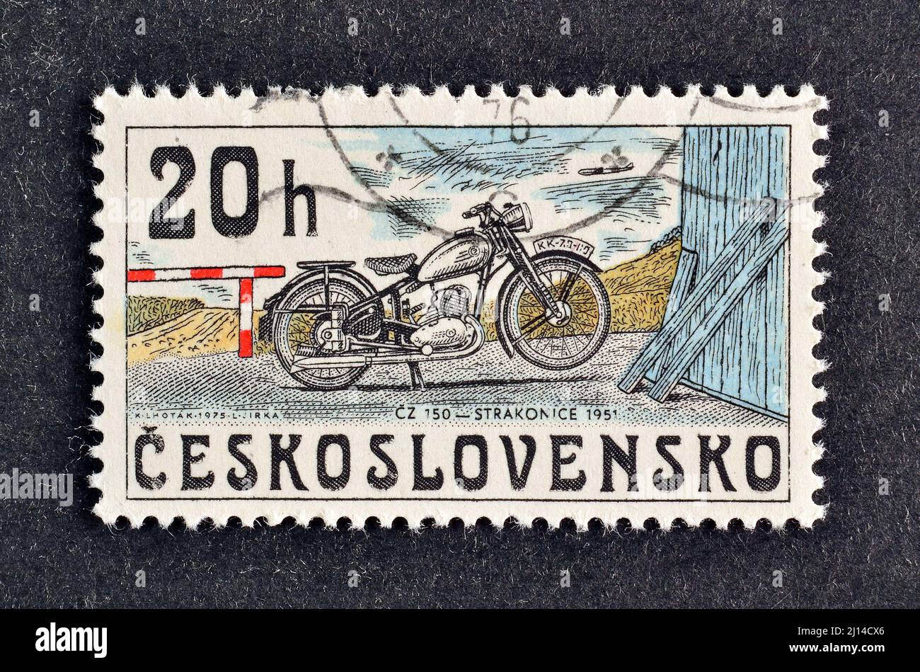 Abgesagte Briefmarke gedruckt von der Tschechoslowakei, die ČZ 150 Motorrad zeigt, Strakonice (1951), um 1975. Stockfoto