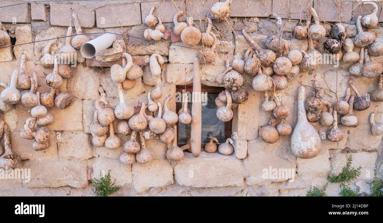 Alte Keramikbecher und Töpfe in der antiken Stadt goreme in kappadokien Stockfoto