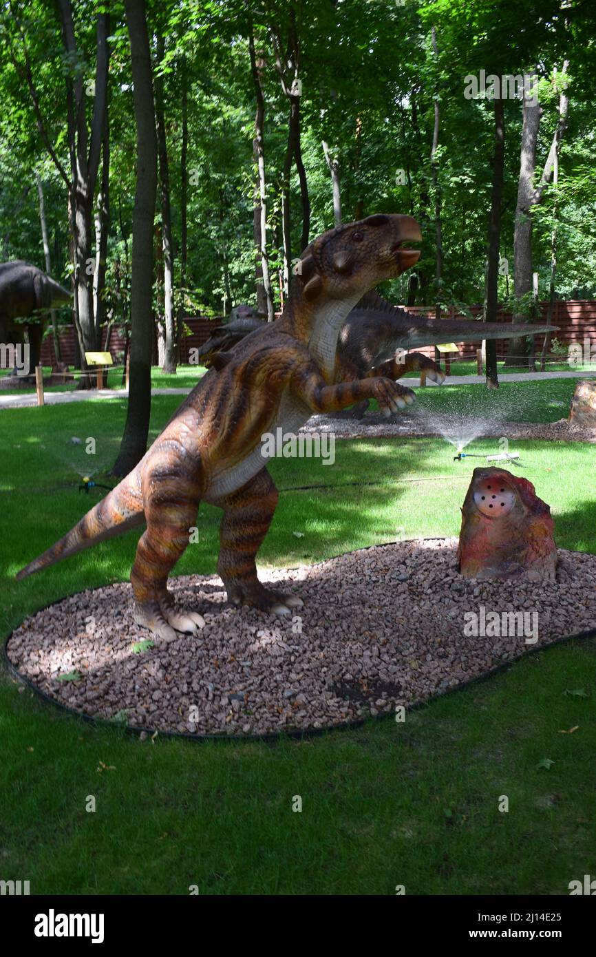 DINO PARK, KHARKOV 8. AUGUST 2021 DinosaurierStatue im Waldpark in