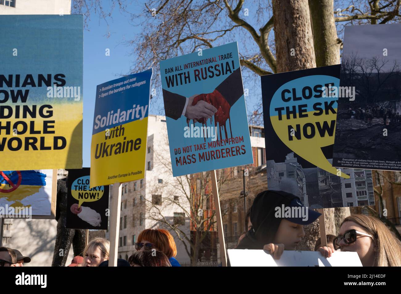 Am 19. 2022. März, dem 24. Tag des Krieges in der Ukraine, demonstrieren Demonstranten gegenüber der Downing Street, London, um sich Putins Krieg gegen die Ukraine zu widersetzen Stockfoto