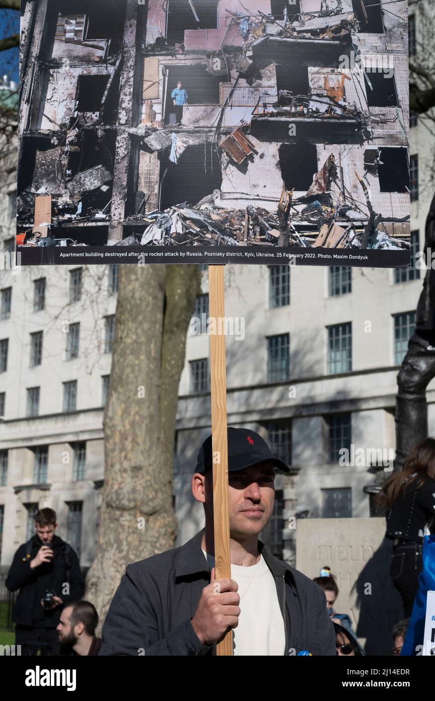 Am 19. 2022. März, dem 24. Tag des Krieges in der Ukraine, demonstrieren Demonstranten gegenüber der Downing Street, London, um sich Putins Krieg gegen die Ukraine zu widersetzen Stockfoto