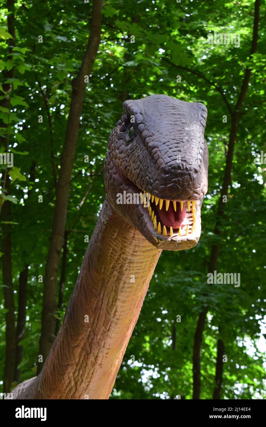 DINO PARK, KHARKOV - 8. AUGUST 2021: Tagesansicht der wunderschönen Dinosaurier-Skulptur im Park. Die prähistorischen Tiere lebten jemals auf der Erde Millionen Stockfoto