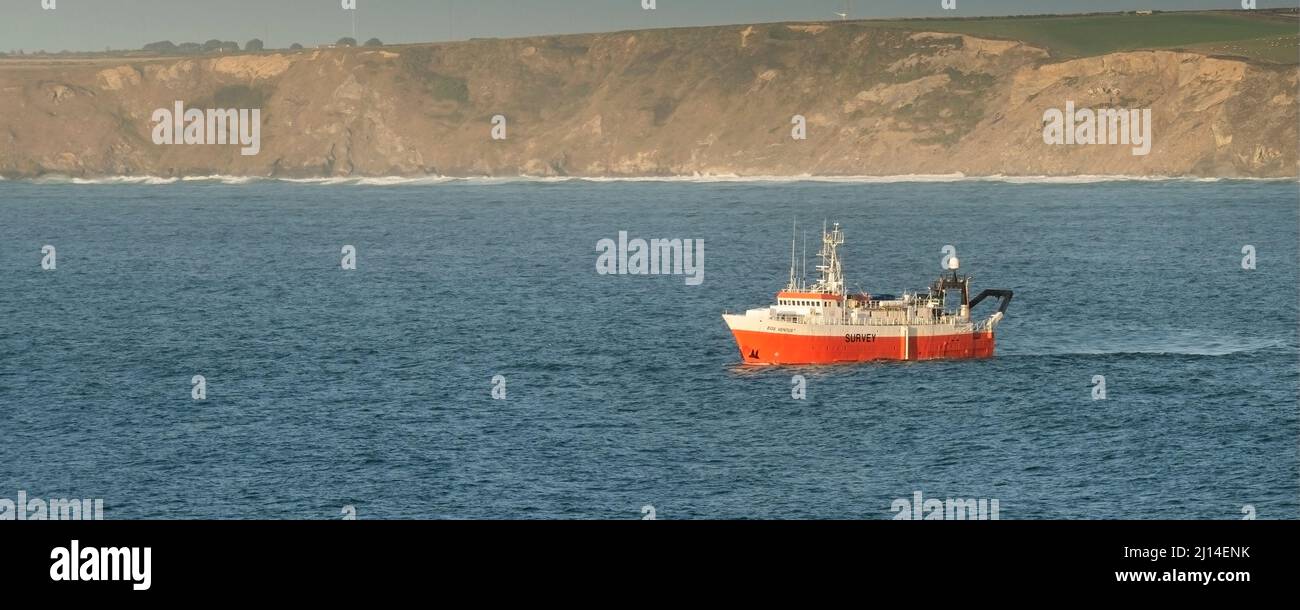 Panoramabild des Mehrzweck-geophysikalischen und geotechnischen Vermessungsschiffs EGS Ventus, das in Newquay Bay in Cornwall segelt. Stockfoto