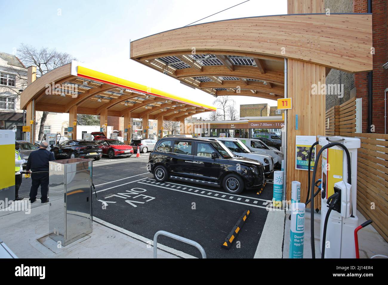 Die neue Tankstelle des Ölkonzerns Shell an der Fulham Road, West London, Großbritannien. Der geschäftige Garagenvorplatz bietet nur Elektroladung. Stockfoto