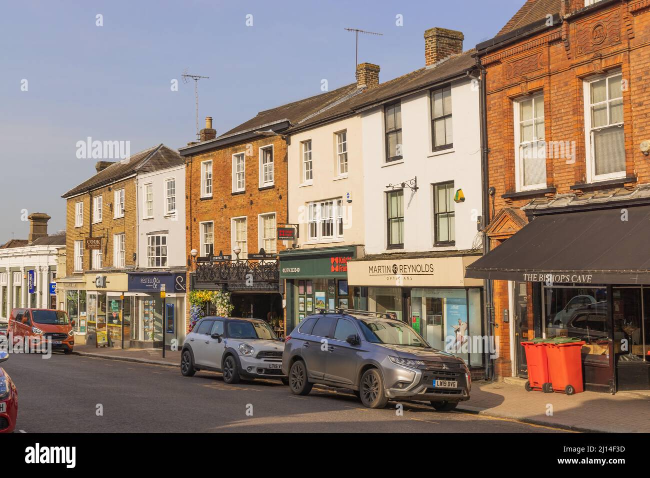 Blick auf die Geschäfte und Gebäude in der North Street, Bishop's Stortford. VEREINIGTES KÖNIGREICH Stockfoto