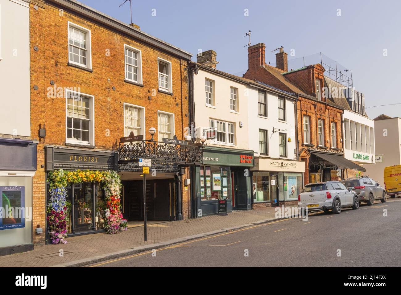 Blick auf die Geschäfte und Gebäude in der North Street, Bishop's Stortford. VEREINIGTES KÖNIGREICH Stockfoto