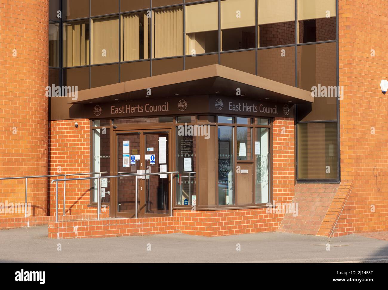 Eingang zum Charringtons House, den Büros des East Herts Council. Bishop's Stortford. VEREINIGTES KÖNIGREICH Stockfoto