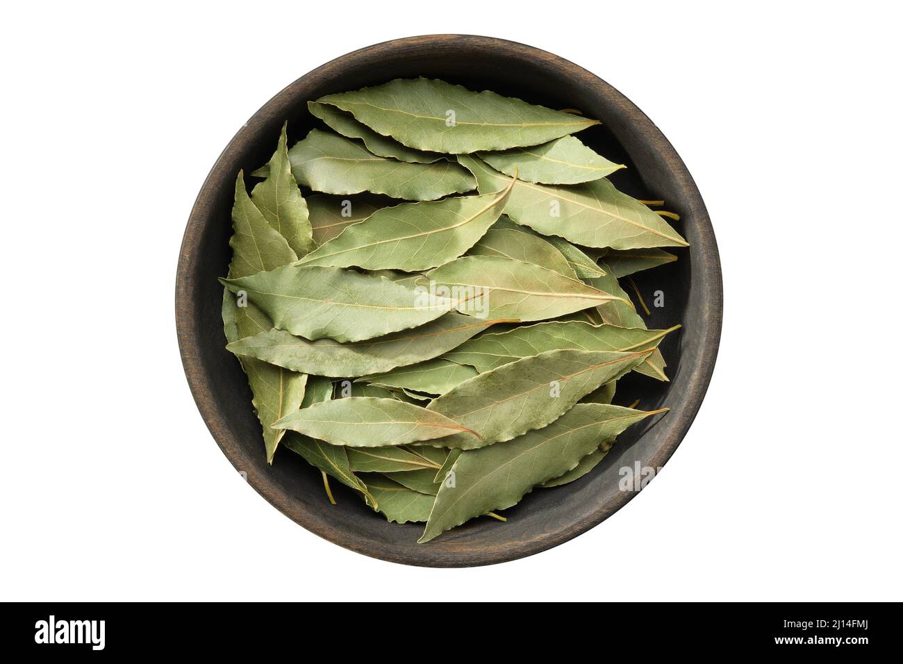 Holzschale aus getrockneten Lorbeerblättern, isoliert auf Weiß. Grüne Lorbeerblätter. Stockfoto